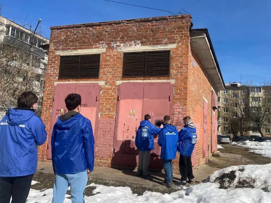 Активисты «Молодой гвардии» провели мероприятие по ликвидации надписей, рекламирующих интернет-магазины по сбыту запрещённых веществ Активисты «Молодой гвардии» провели мероприятие по ликвидации надписей, рекламирующих интернет-магазины по сбыту запрещённых веществ