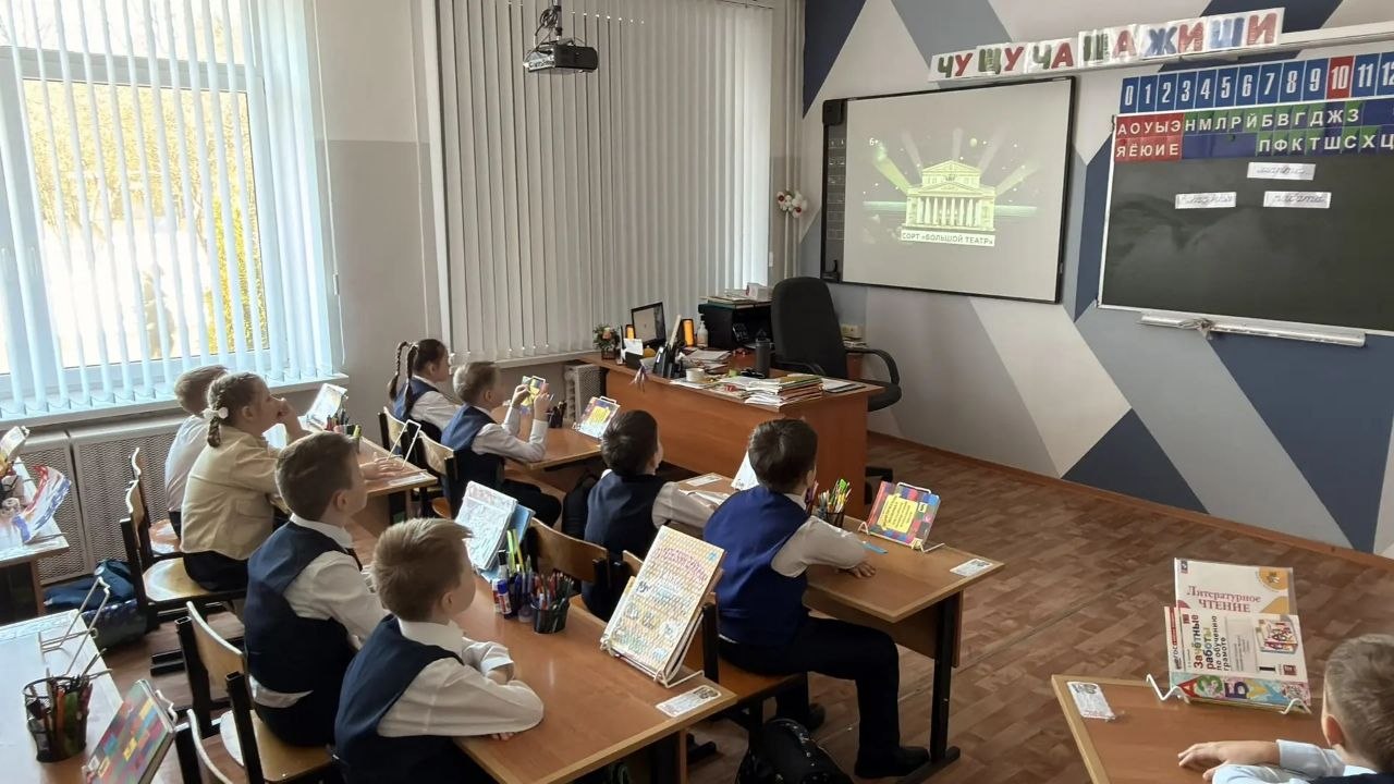 РАЗГОВОРЫ О ВАЖНОМ. Сегодняшнее утро в нашей школе началось с торжественного поднятия флага Российской Федерации и исполнения гимна РАЗГОВОРЫ О ВАЖНОМ. Сегодняшнее утро в нашей школе началось с торжественного поднятия флага Российской Федерации и исполнения гимна