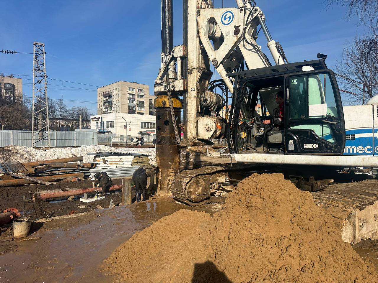 На стройплощадке надземного пешеходного перехода у ст. Подлипки-Дачные в Королёве приступили к устройству фундаментов опор На стройплощадке надземного пешеходного перехода у ст. Подлипки-Дачные в Королёве приступили к устройству фундаментов опор