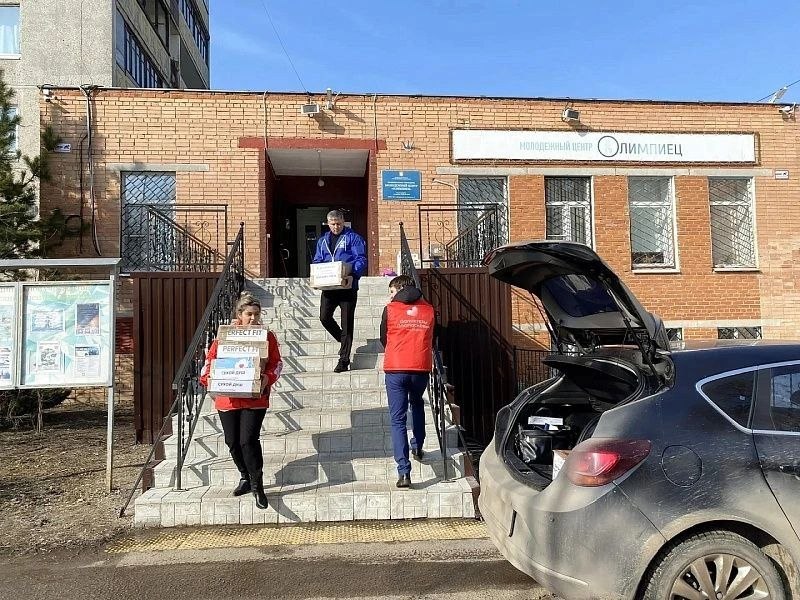 Волонтеры и специалисты молодежного центра «Олимпиец» передали очередную партию собранной гуманитарной помощи в Центр поддержки участников СВО и их семей, подтверждая, что помощь тем, кто защищает нашу Родину – это не... Волонтеры и специалисты молодежного центра «Олимпиец» передали очередную партию собранной гуманитарной помощи в Центр поддержки участников СВО и их семей, подтверждая, что помощь тем, кто защищает нашу Родину – это не...