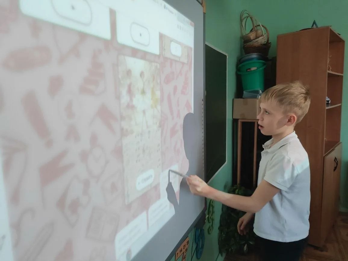 РАЗГОВОРЫ О ВАЖНОМ. Сегодняшнее утро в нашей школе началось с торжественного поднятия флага Российской Федерации и исполнения гимна РАЗГОВОРЫ О ВАЖНОМ. Сегодняшнее утро в нашей школе началось с торжественного поднятия флага Российской Федерации и исполнения гимна