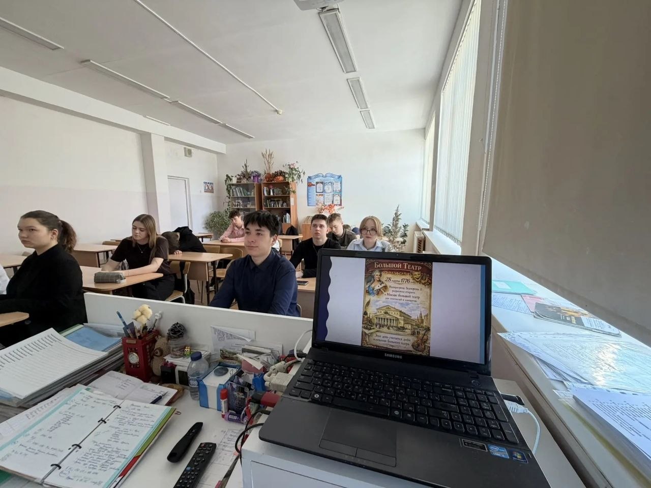 РАЗГОВОРЫ О ВАЖНОМ. Сегодняшнее утро в нашей школе началось с торжественного поднятия флага Российской Федерации и исполнения гимна РАЗГОВОРЫ О ВАЖНОМ. Сегодняшнее утро в нашей школе началось с торжественного поднятия флага Российской Федерации и исполнения гимна