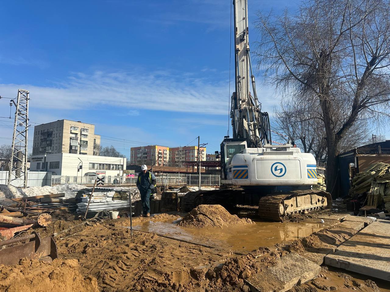 На стройплощадке надземного пешеходного перехода у ст. Подлипки-Дачные в Королёве приступили к устройству фундаментов опор На стройплощадке надземного пешеходного перехода у ст. Подлипки-Дачные в Королёве приступили к устройству фундаментов опор