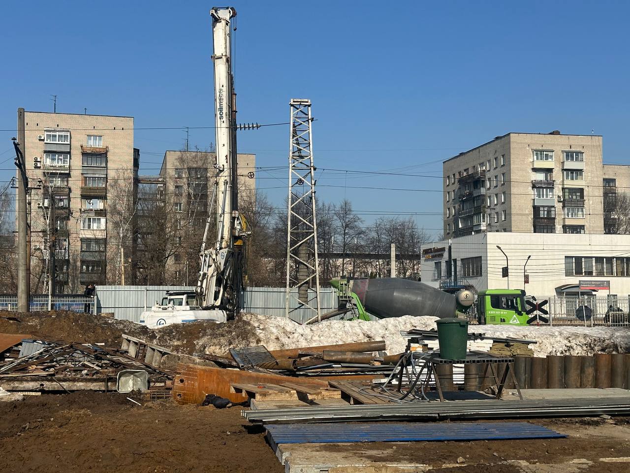 На стройплощадке надземного пешеходного перехода у ст. Подлипки-Дачные в Королёве приступили к устройству фундаментов опор