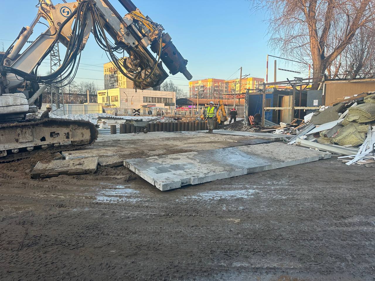 На стройплощадке надземного пешеходного перехода у ст. Подлипки-Дачные в Королёве приступили к устройству фундаментов опор На стройплощадке надземного пешеходного перехода у ст. Подлипки-Дачные в Королёве приступили к устройству фундаментов опор