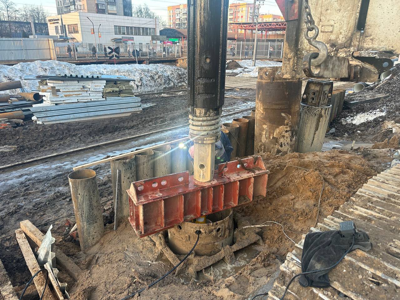 На стройплощадке надземного пешеходного перехода у ст. Подлипки-Дачные в Королёве приступили к устройству фундаментов опор На стройплощадке надземного пешеходного перехода у ст. Подлипки-Дачные в Королёве приступили к устройству фундаментов опор