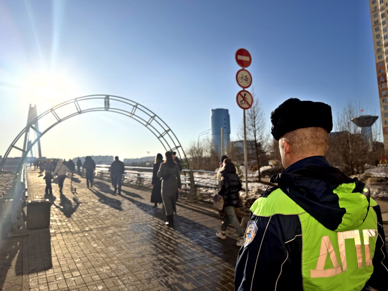 В Красногорске провели рейд по безопасности на пешеходном мосту в Павшинской пойме