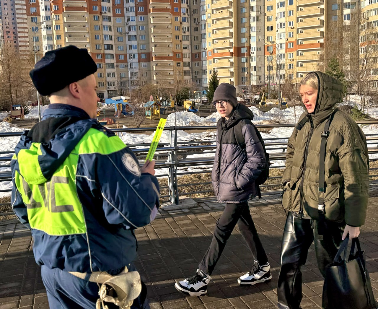 В Красногорске провели рейд по безопасности на пешеходном мосту в Павшинской пойме В Красногорске провели рейд по безопасности на пешеходном мосту в Павшинской пойме