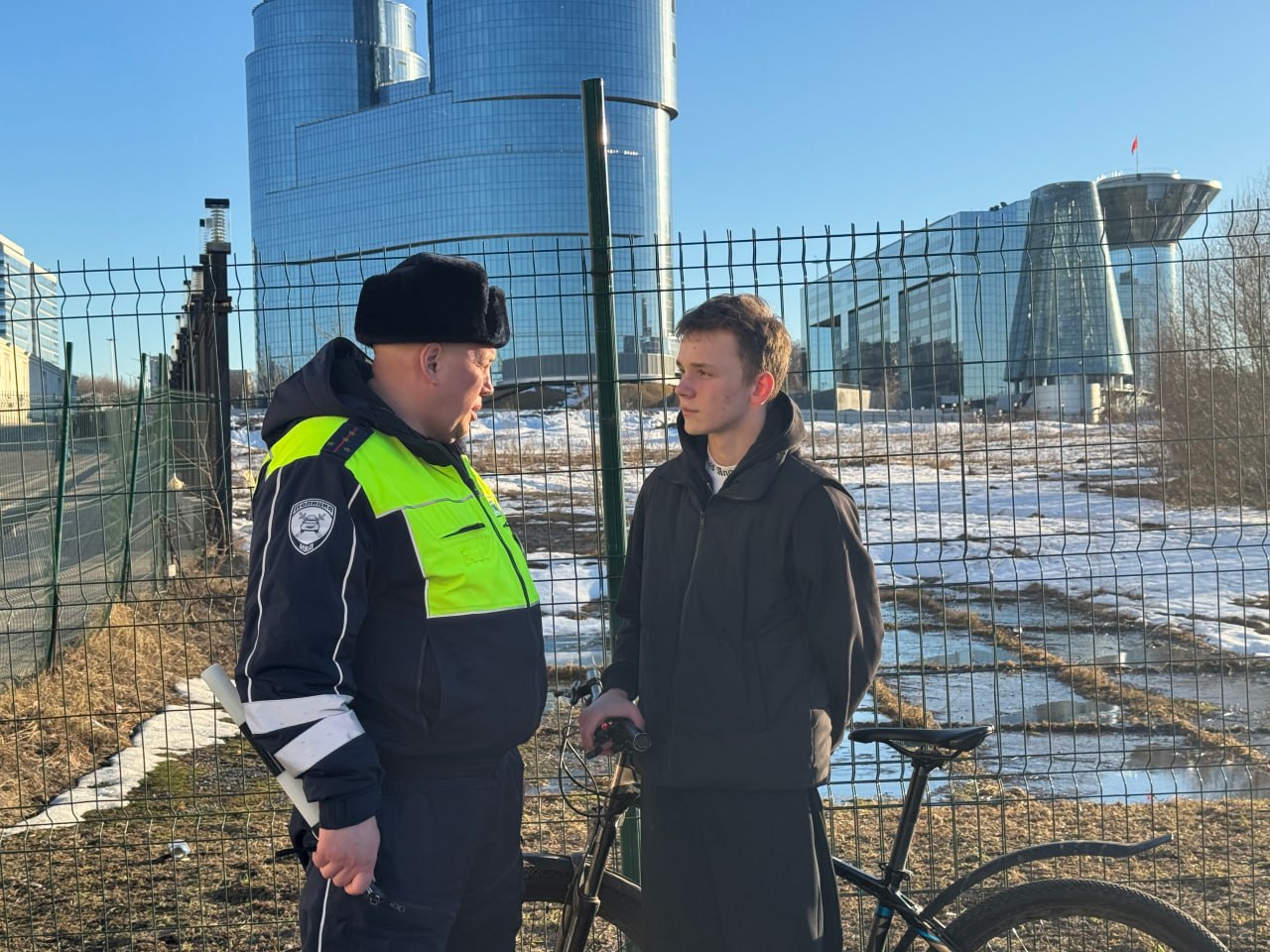 В Красногорске провели рейд по безопасности на пешеходном мосту в Павшинской пойме В Красногорске провели рейд по безопасности на пешеходном мосту в Павшинской пойме