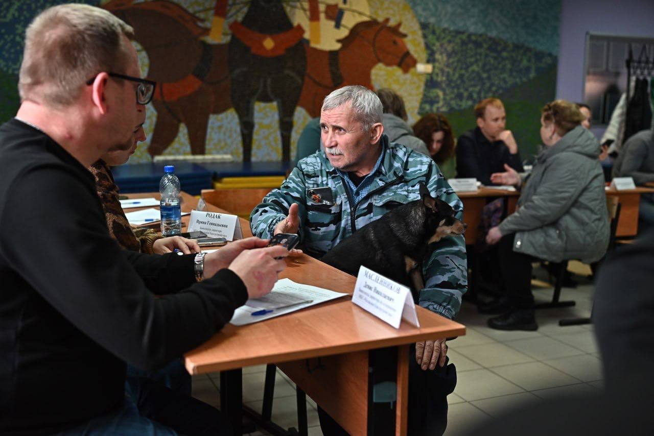 Михаил Собакин: Вечер четверга завершили традиционной «Выездной администрацией», в ходе которой принимали обращения от жителей деревни Васькино и соседних населенных пунктов Михаил Собакин: Вечер четверга завершили традиционной «Выездной администрацией», в ходе которой принимали обращения от жителей деревни Васькино и соседних населенных пунктов