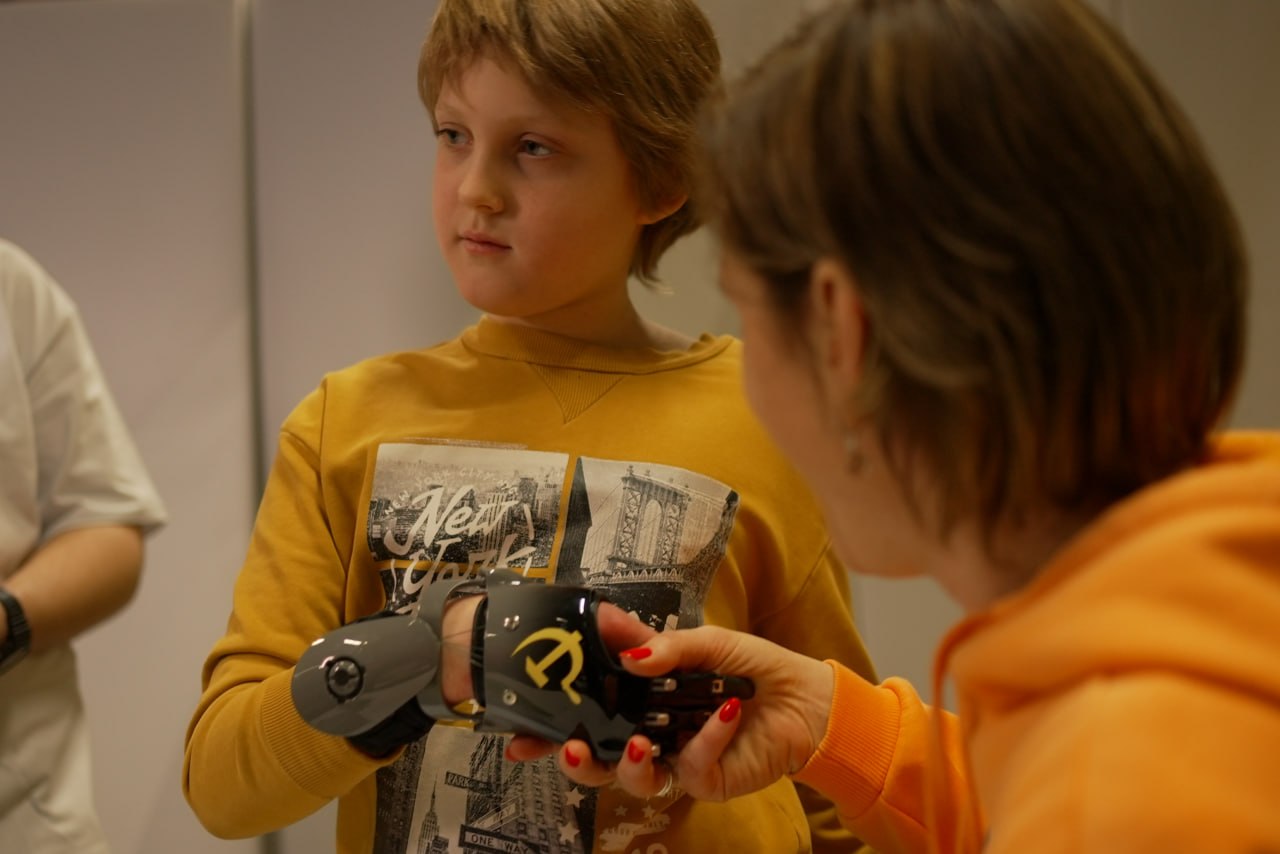 Для Глеба изготовили индивидуальный протез пальцев