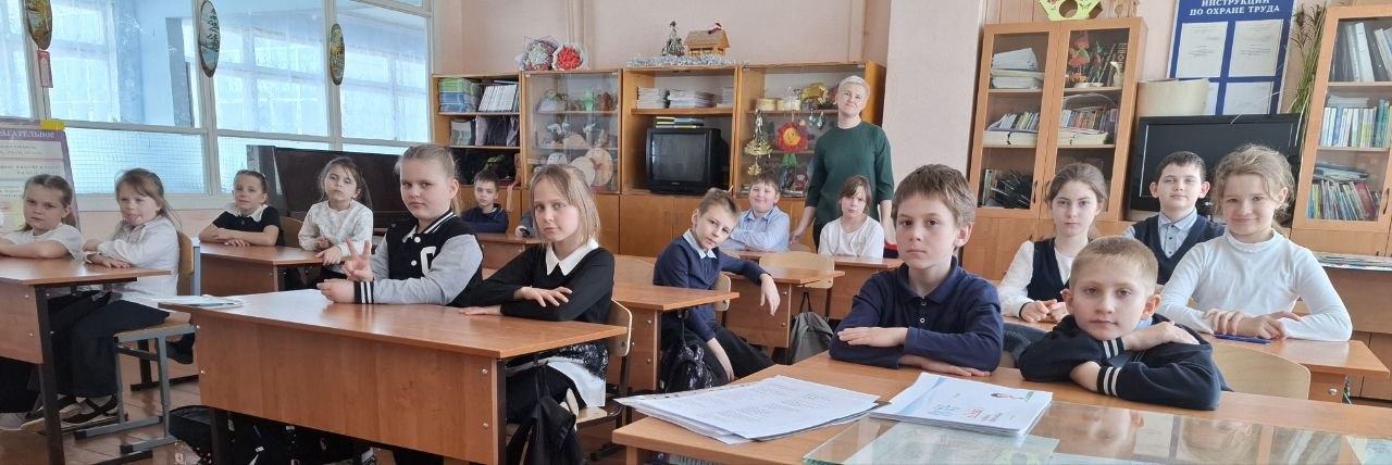 26 марта в преддверии Международного дня театра сотрудник Стремиловской библиотеки провела для учеников Стремиловкой начальной школы урок- игру "Театр на ладони"