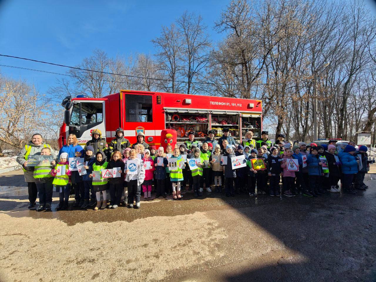 Смотреть по сторонам, прежде чем сделать шаг на проезжую часть — этот навык должен быть доведен до автоматизма Смотреть по сторонам, прежде чем сделать шаг на проезжую часть — этот навык должен быть доведен до автоматизма