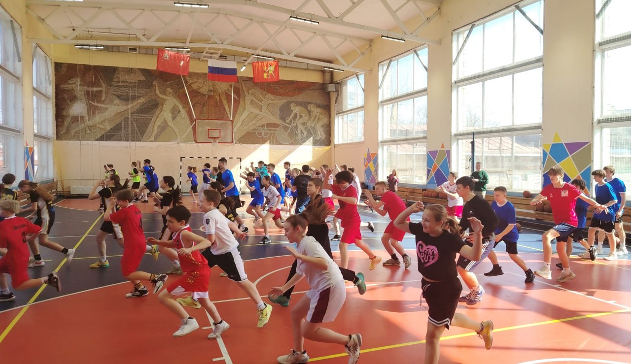 В Доме физкультуры состоялся мастер-класс, который провела известная баскетболистка, чемпионка Чемпионата России среди женских команд Высшей лиги по баскетболу и серебряный призёр Суперлиги Оксана Горшечникова В Доме физкультуры состоялся мастер-класс, который провела известная баскетболистка, чемпионка Чемпионата России среди женских команд Высшей лиги по баскетболу и серебряный призёр Суперлиги Оксана Горшечникова