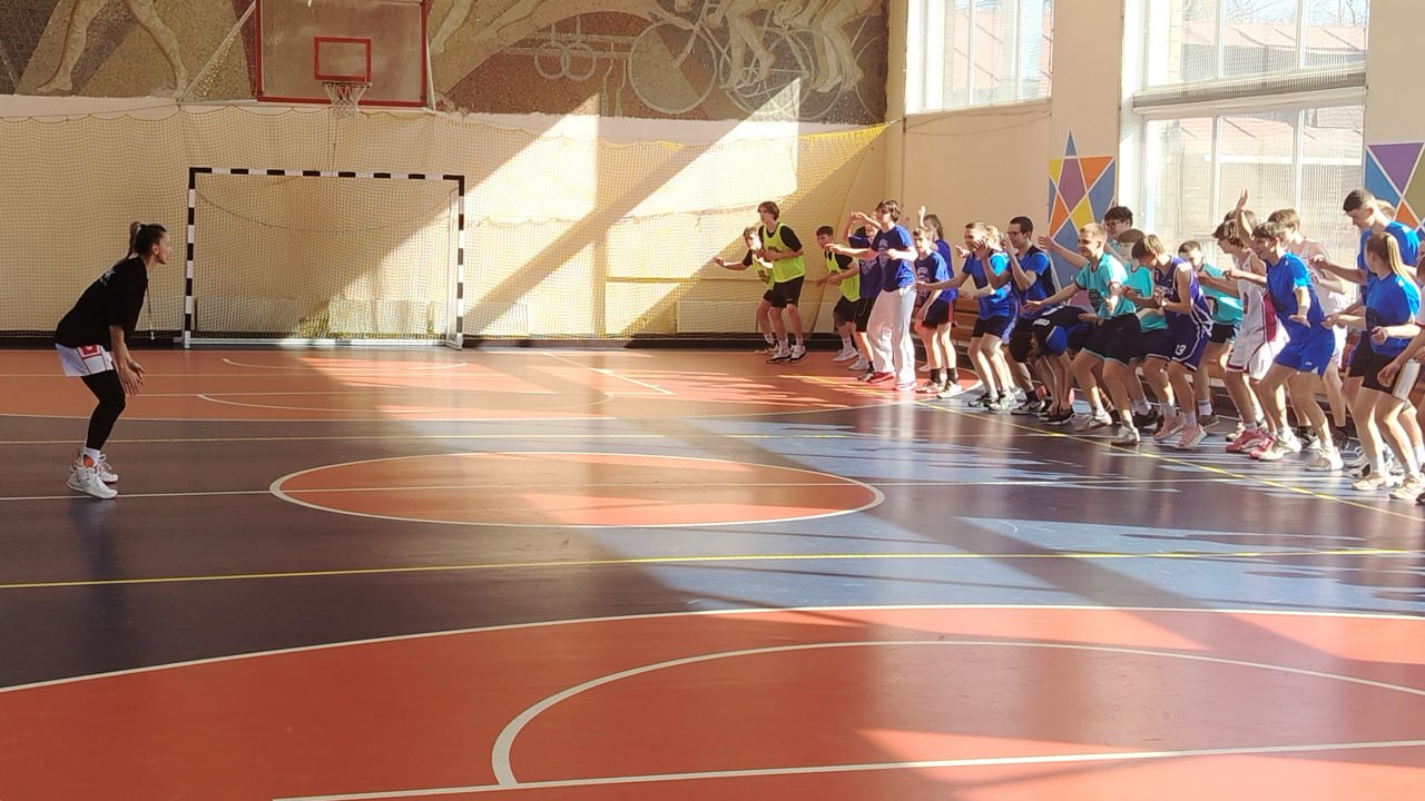 В Доме физкультуры состоялся мастер-класс, который провела известная баскетболистка, чемпионка Чемпионата России среди женских команд Высшей лиги по баскетболу и серебряный призёр Суперлиги Оксана Горшечникова В Доме физкультуры состоялся мастер-класс, который провела известная баскетболистка, чемпионка Чемпионата России среди женских команд Высшей лиги по баскетболу и серебряный призёр Суперлиги Оксана Горшечникова