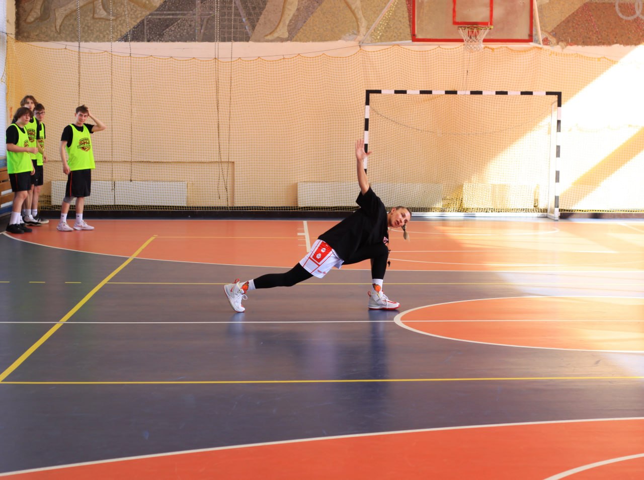 В Доме физкультуры состоялся мастер-класс, который провела известная баскетболистка, чемпионка Чемпионата России среди женских команд Высшей лиги по баскетболу и серебряный призёр Суперлиги Оксана Горшечникова В Доме физкультуры состоялся мастер-класс, который провела известная баскетболистка, чемпионка Чемпионата России среди женских команд Высшей лиги по баскетболу и серебряный призёр Суперлиги Оксана Горшечникова