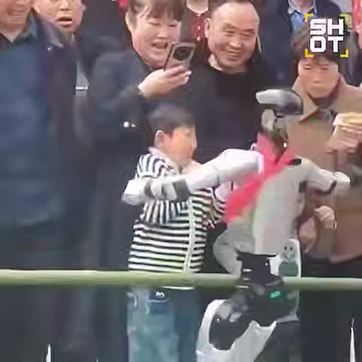 Робот-гуманоид ударил ребёнка на шоу в Китае