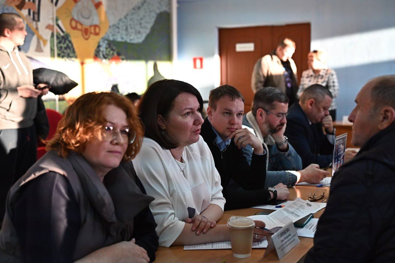 Михаил Собакин: Вечер четверга завершили традиционной «Выездной администрацией», в ходе которой принимали обращения от жителей деревни Васькино и соседних населенных пунктов Михаил Собакин: Вечер четверга завершили традиционной «Выездной администрацией», в ходе которой принимали обращения от жителей деревни Васькино и соседних населенных пунктов