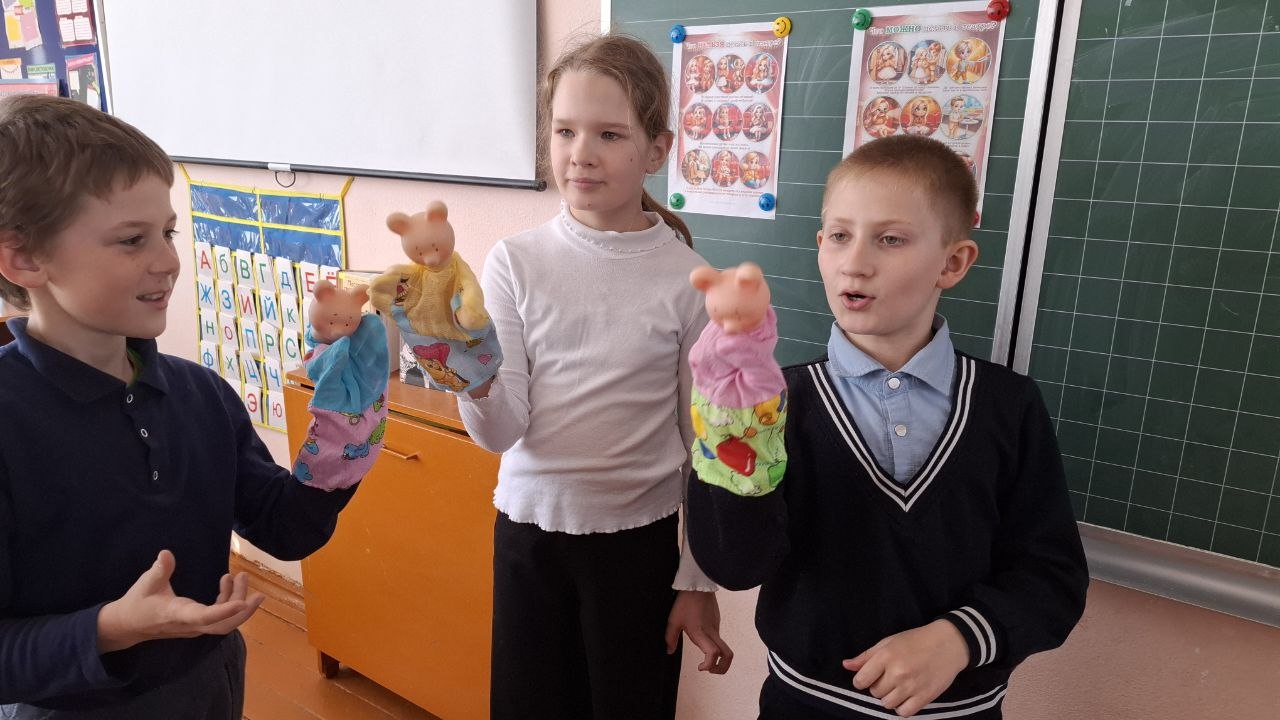 26 марта в преддверии Международного дня театра сотрудник Стремиловской библиотеки провела для учеников Стремиловкой начальной школы урок- игру "Театр на ладони" 26 марта в преддверии Международного дня театра сотрудник Стремиловской библиотеки провела для учеников Стремиловкой начальной школы урок- игру "Театр на ладони"