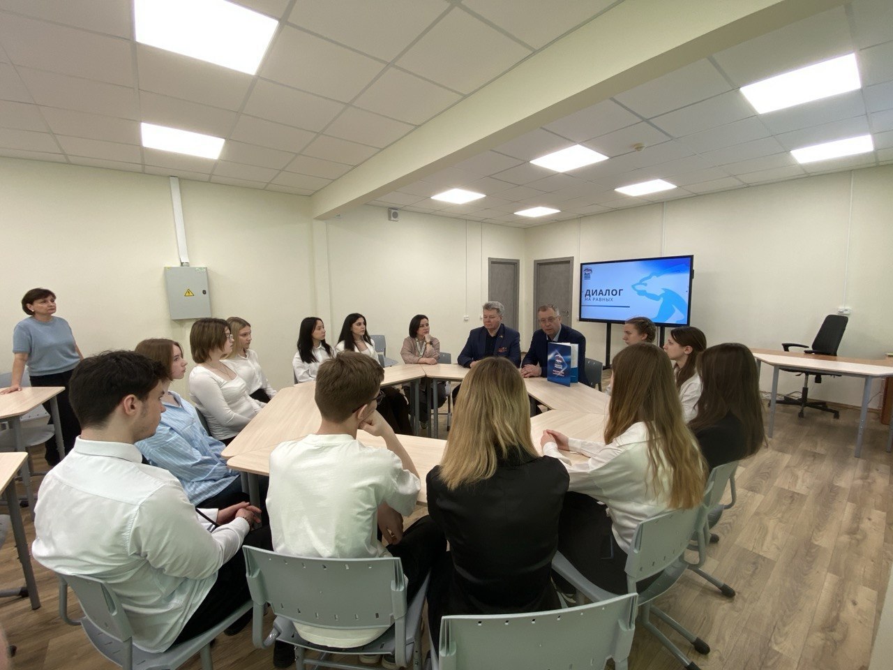 В Образовательном комплексе № 9 города Пушкино депутат Мособлдумы Николай Черкасов, депутаты Роман Безносик и Анна Дунаева, а также уполномоченный главы Нина Ушакова встретились с учениками В Образовательном комплексе № 9 города Пушкино депутат Мособлдумы Николай Черкасов, депутаты Роман Безносик и Анна Дунаева, а также уполномоченный главы Нина Ушакова встретились с учениками