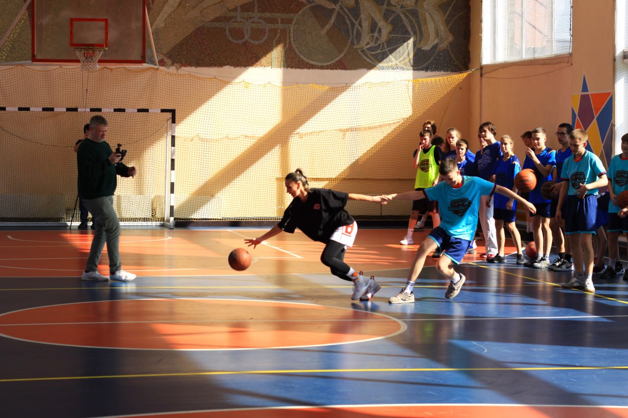 В Доме физкультуры состоялся мастер-класс, который провела известная баскетболистка, чемпионка Чемпионата России среди женских команд Высшей лиги по баскетболу и серебряный призёр Суперлиги Оксана Горшечникова