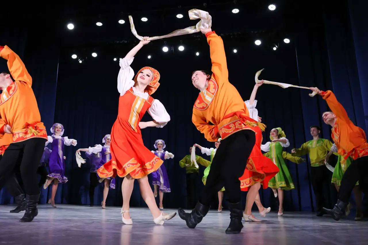 Заслуженный ансамбль «Донбасс» встретил профессиональный праздник на сцене в Подольске Заслуженный ансамбль «Донбасс» встретил профессиональный праздник на сцене в Подольске