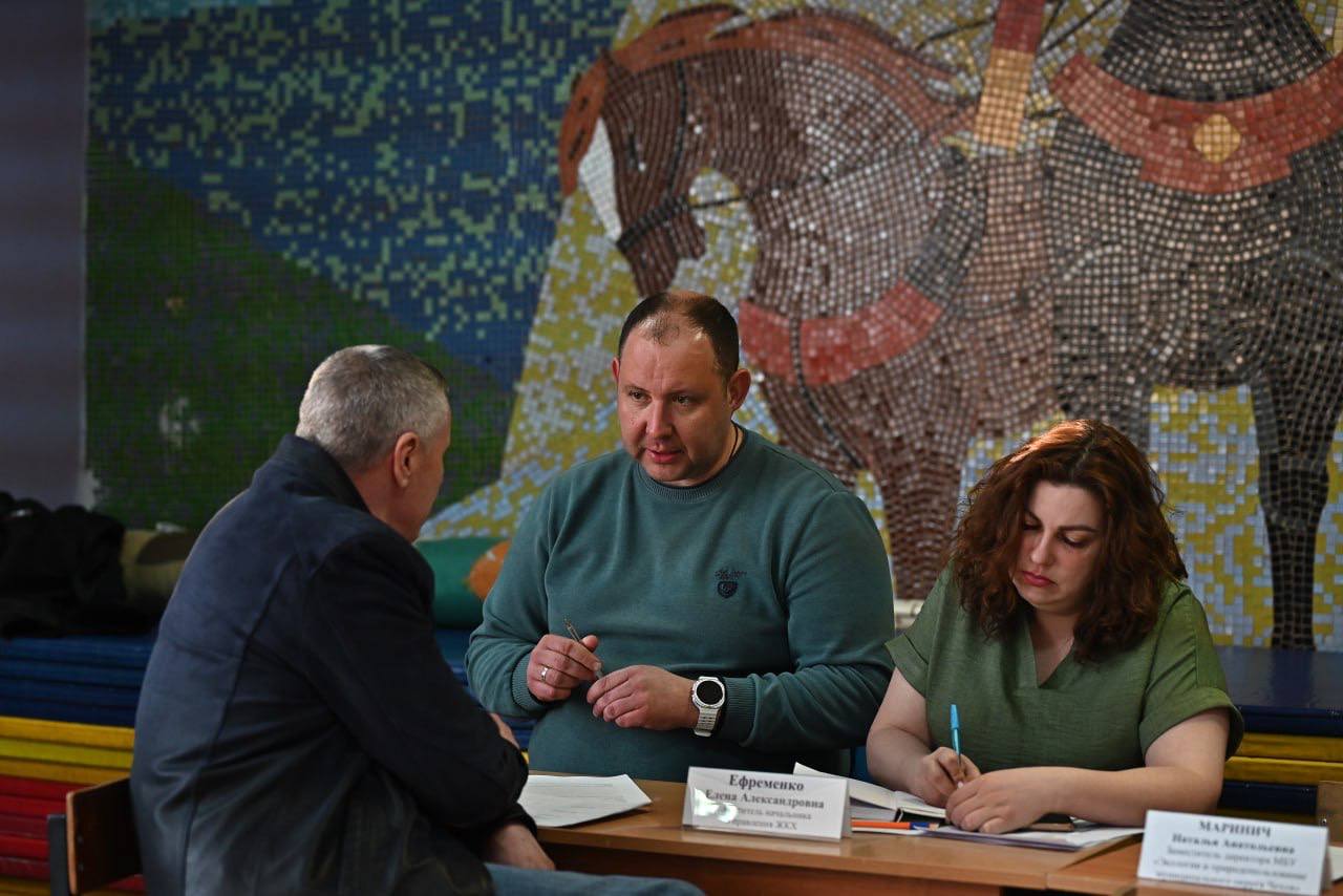 Михаил Собакин: Вечер четверга завершили традиционной «Выездной администрацией», в ходе которой принимали обращения от жителей деревни Васькино и соседних населенных пунктов Михаил Собакин: Вечер четверга завершили традиционной «Выездной администрацией», в ходе которой принимали обращения от жителей деревни Васькино и соседних населенных пунктов