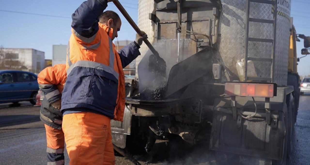 На региональных дорогах Дмитровского округа специалисты «Мосавтодора» в ходе работ по содержанию провели уборку и ремонт элементов инфраструктуры.