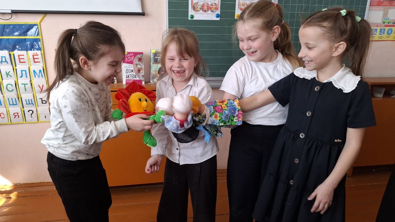 26 марта в преддверии Международного дня театра сотрудник Стремиловской библиотеки провела для учеников Стремиловкой начальной школы урок- игру "Театр на ладони" 26 марта в преддверии Международного дня театра сотрудник Стремиловской библиотеки провела для учеников Стремиловкой начальной школы урок- игру "Театр на ладони"