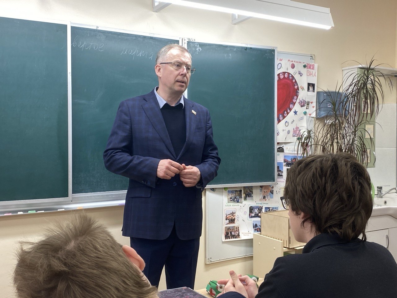 В Образовательном комплексе № 9 города Пушкино депутат Мособлдумы Николай Черкасов, депутаты Роман Безносик и Анна Дунаева, а также уполномоченный главы Нина Ушакова встретились с учениками В Образовательном комплексе № 9 города Пушкино депутат Мособлдумы Николай Черкасов, депутаты Роман Безносик и Анна Дунаева, а также уполномоченный главы Нина Ушакова встретились с учениками