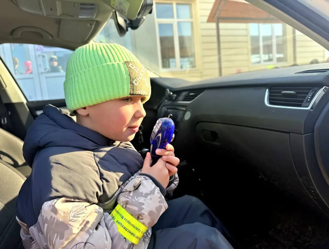 Смотреть по сторонам, прежде чем сделать шаг на проезжую часть — этот навык должен быть доведен до автоматизма