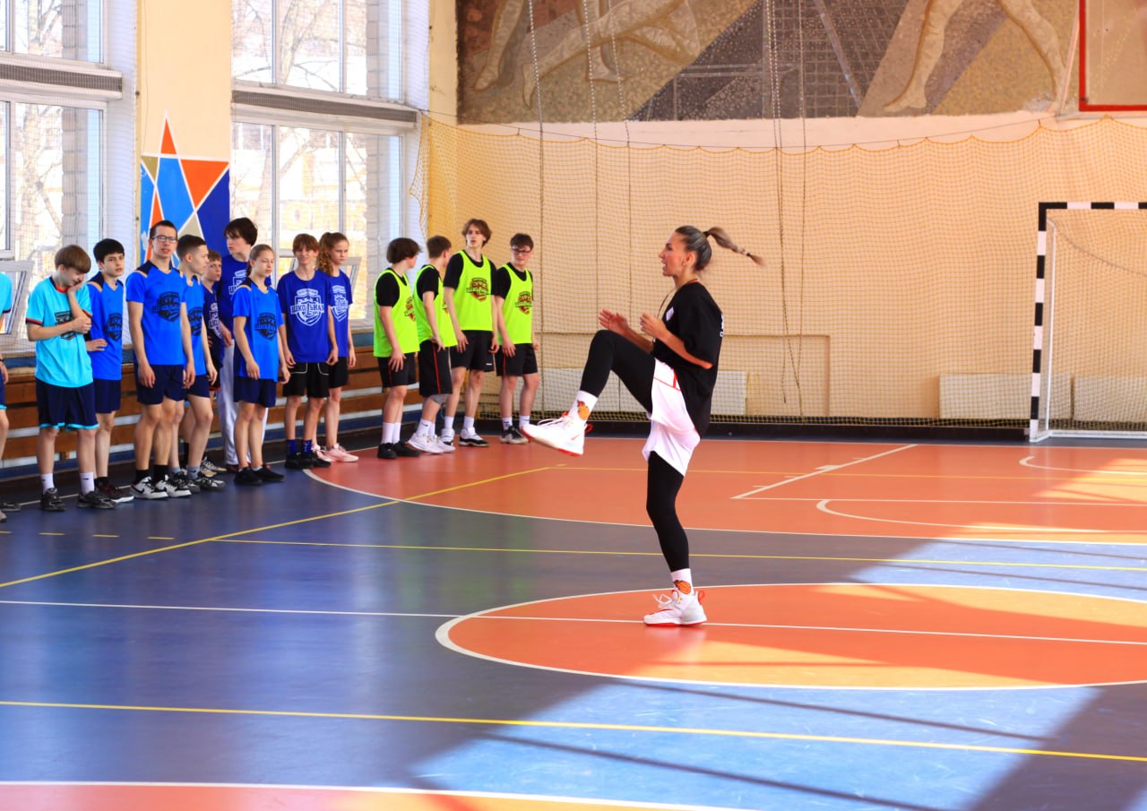 В Доме физкультуры состоялся мастер-класс, который провела известная баскетболистка, чемпионка Чемпионата России среди женских команд Высшей лиги по баскетболу и серебряный призёр Суперлиги Оксана Горшечникова В Доме физкультуры состоялся мастер-класс, который провела известная баскетболистка, чемпионка Чемпионата России среди женских команд Высшей лиги по баскетболу и серебряный призёр Суперлиги Оксана Горшечникова