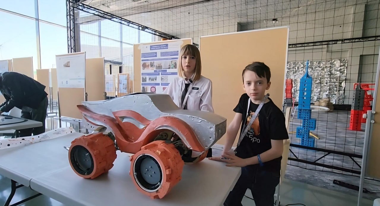 Неубиваемое колесо и ИИ-поиск питомцев: в Физтех-лицее Долгопрудного проходит конкурс инноваций