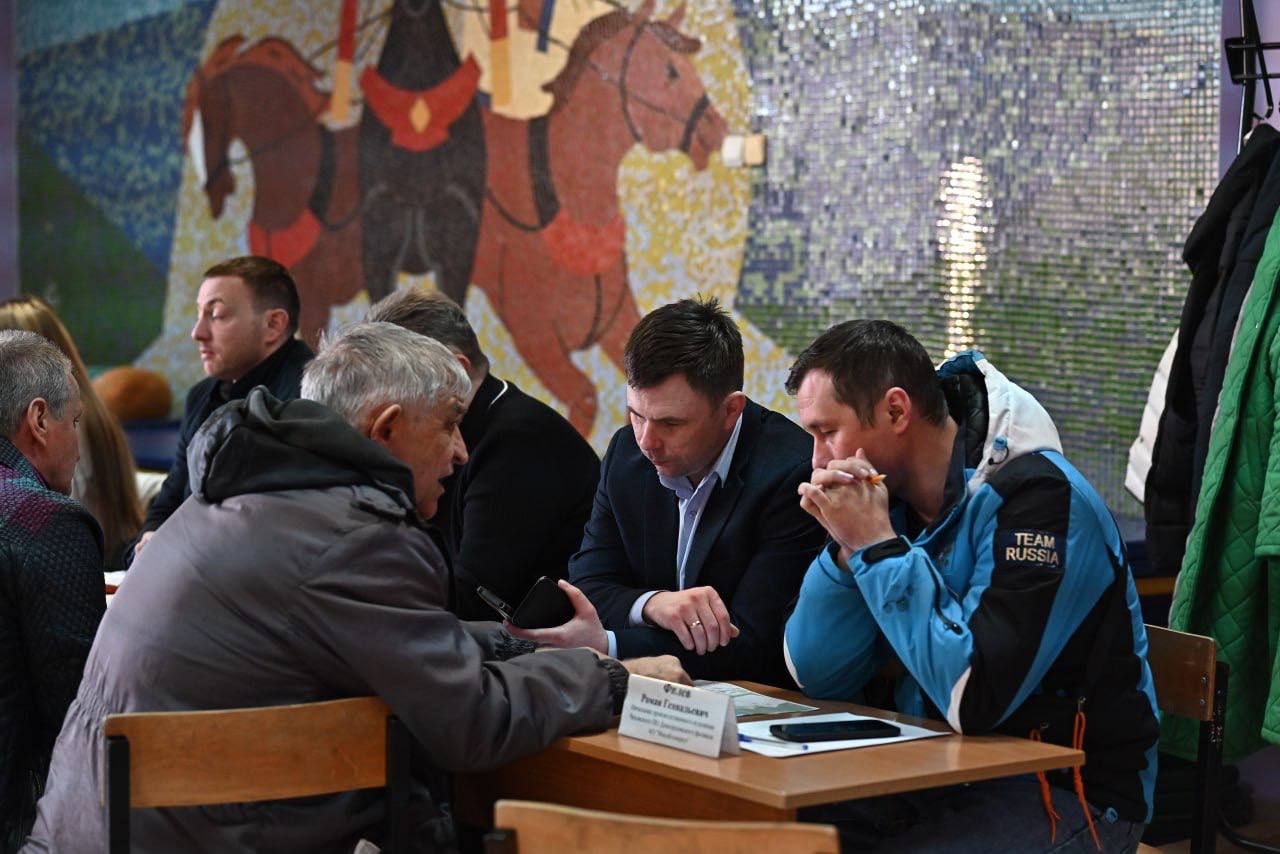 Михаил Собакин: Вечер четверга завершили традиционной «Выездной администрацией», в ходе которой принимали обращения от жителей деревни Васькино и соседних населенных пунктов Михаил Собакин: Вечер четверга завершили традиционной «Выездной администрацией», в ходе которой принимали обращения от жителей деревни Васькино и соседних населенных пунктов