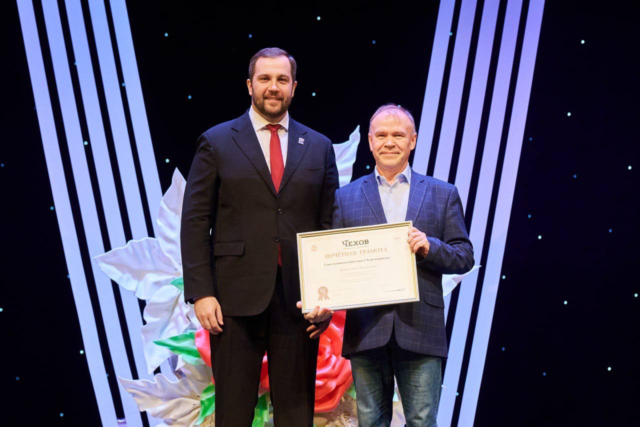 Михаил Собакин: Сегодня на большой сцене Дворца культуры «Дружба» мы вместе с благочинным Чеховского церковного округа и монастырей Подольской епархии, настоятелем монастыря Вознесенская Давидова пустынь игуменом Сергием... Михаил Собакин: Сегодня на большой сцене Дворца культуры «Дружба» мы вместе с благочинным Чеховского церковного округа и монастырей Подольской епархии, настоятелем монастыря Вознесенская Давидова пустынь игуменом Сергием...