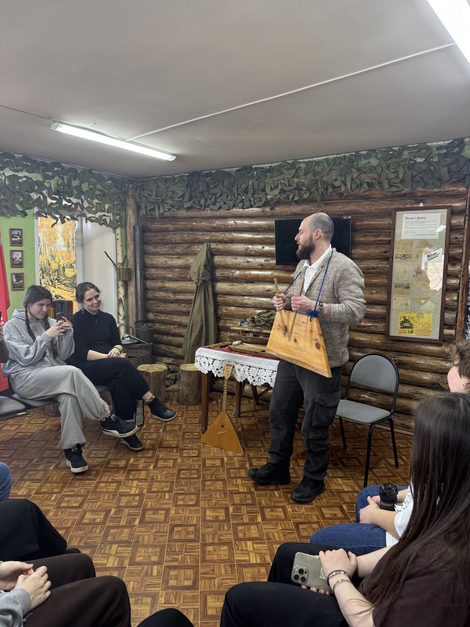 На днях интерактивную экскурсию и мастер-класс для студентов Государственного бюджетного профессионального образовательного учреждения города Москвы "Колледж декоративно-прикладного искусства имени Карла Фаберже» провёл... На днях интерактивную экскурсию и мастер-класс для студентов Государственного бюджетного профессионального образовательного учреждения города Москвы "Колледж декоративно-прикладного искусства имени Карла Фаберже» провёл...