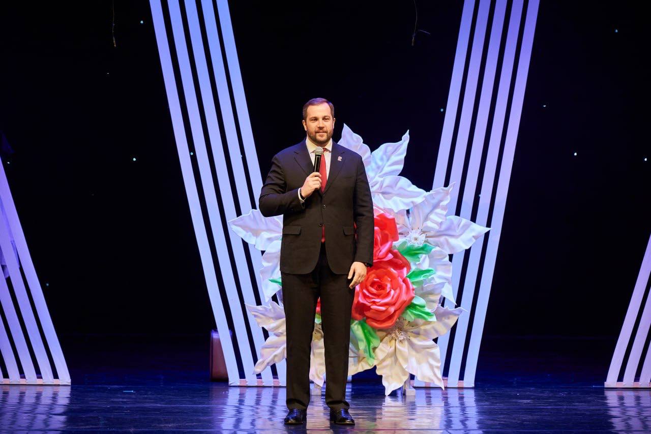 Михаил Собакин: Сегодня на большой сцене Дворца культуры «Дружба» мы вместе с благочинным Чеховского церковного округа и монастырей Подольской епархии, настоятелем монастыря Вознесенская Давидова пустынь игуменом Сергием...