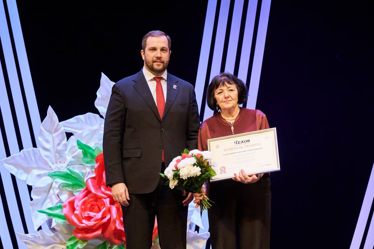 Михаил Собакин: Сегодня на большой сцене Дворца культуры «Дружба» мы вместе с благочинным Чеховского церковного округа и монастырей Подольской епархии, настоятелем монастыря Вознесенская Давидова пустынь игуменом Сергием... Михаил Собакин: Сегодня на большой сцене Дворца культуры «Дружба» мы вместе с благочинным Чеховского церковного округа и монастырей Подольской епархии, настоятелем монастыря Вознесенская Давидова пустынь игуменом Сергием...