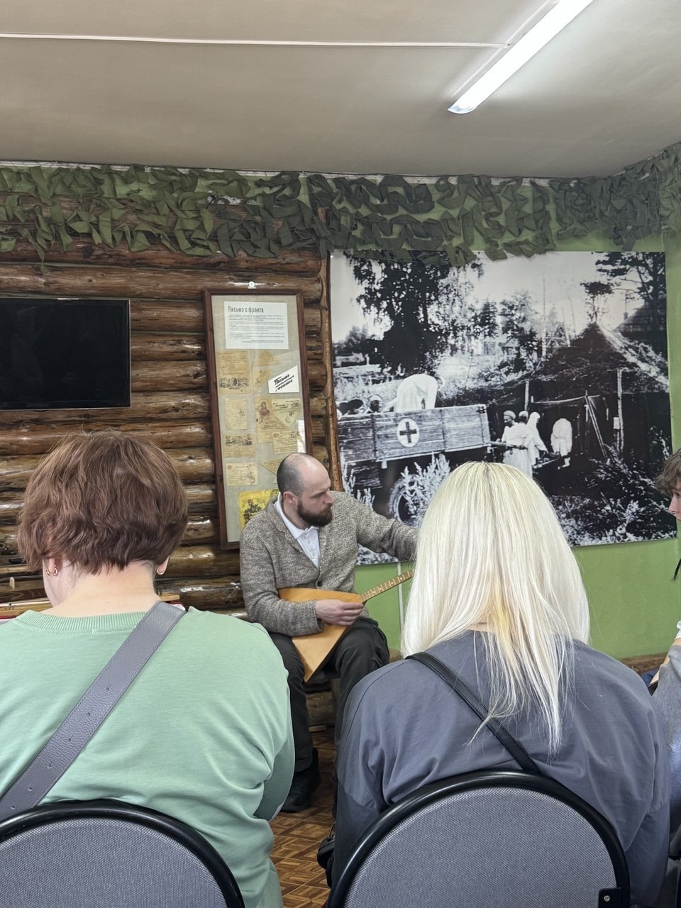 На днях интерактивную экскурсию и мастер-класс для студентов Государственного бюджетного профессионального образовательного учреждения города Москвы "Колледж декоративно-прикладного искусства имени Карла Фаберже» провёл... На днях интерактивную экскурсию и мастер-класс для студентов Государственного бюджетного профессионального образовательного учреждения города Москвы "Колледж декоративно-прикладного искусства имени Карла Фаберже» провёл...