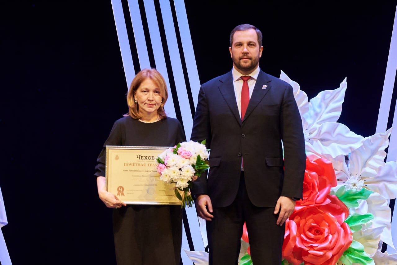 Михаил Собакин: Сегодня на большой сцене Дворца культуры «Дружба» мы вместе с благочинным Чеховского церковного округа и монастырей Подольской епархии, настоятелем монастыря Вознесенская Давидова пустынь игуменом Сергием... Михаил Собакин: Сегодня на большой сцене Дворца культуры «Дружба» мы вместе с благочинным Чеховского церковного округа и монастырей Подольской епархии, настоятелем монастыря Вознесенская Давидова пустынь игуменом Сергием...