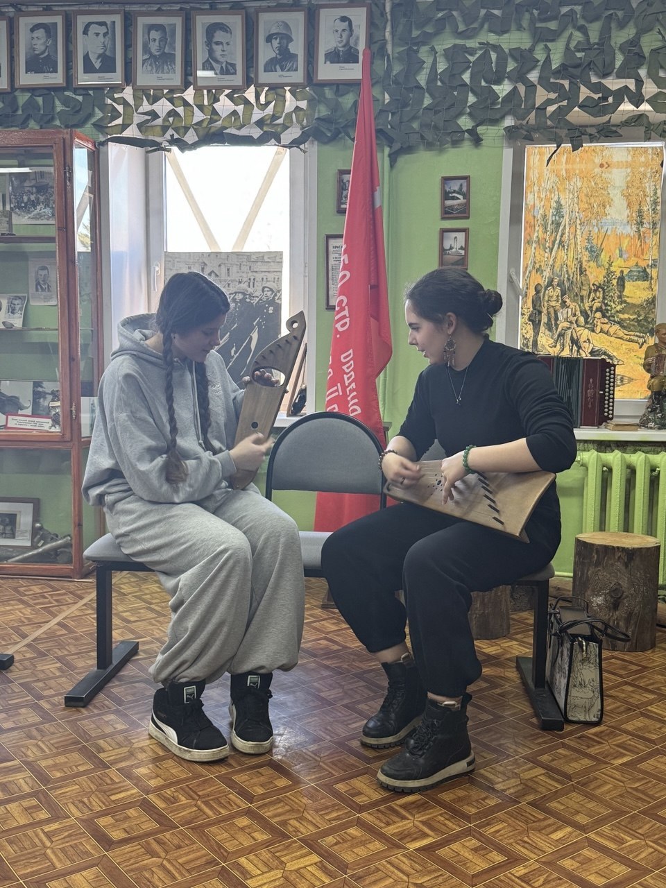 На днях интерактивную экскурсию и мастер-класс для студентов Государственного бюджетного профессионального образовательного учреждения города Москвы "Колледж декоративно-прикладного искусства имени Карла Фаберже» провёл... На днях интерактивную экскурсию и мастер-класс для студентов Государственного бюджетного профессионального образовательного учреждения города Москвы "Колледж декоративно-прикладного искусства имени Карла Фаберже» провёл...