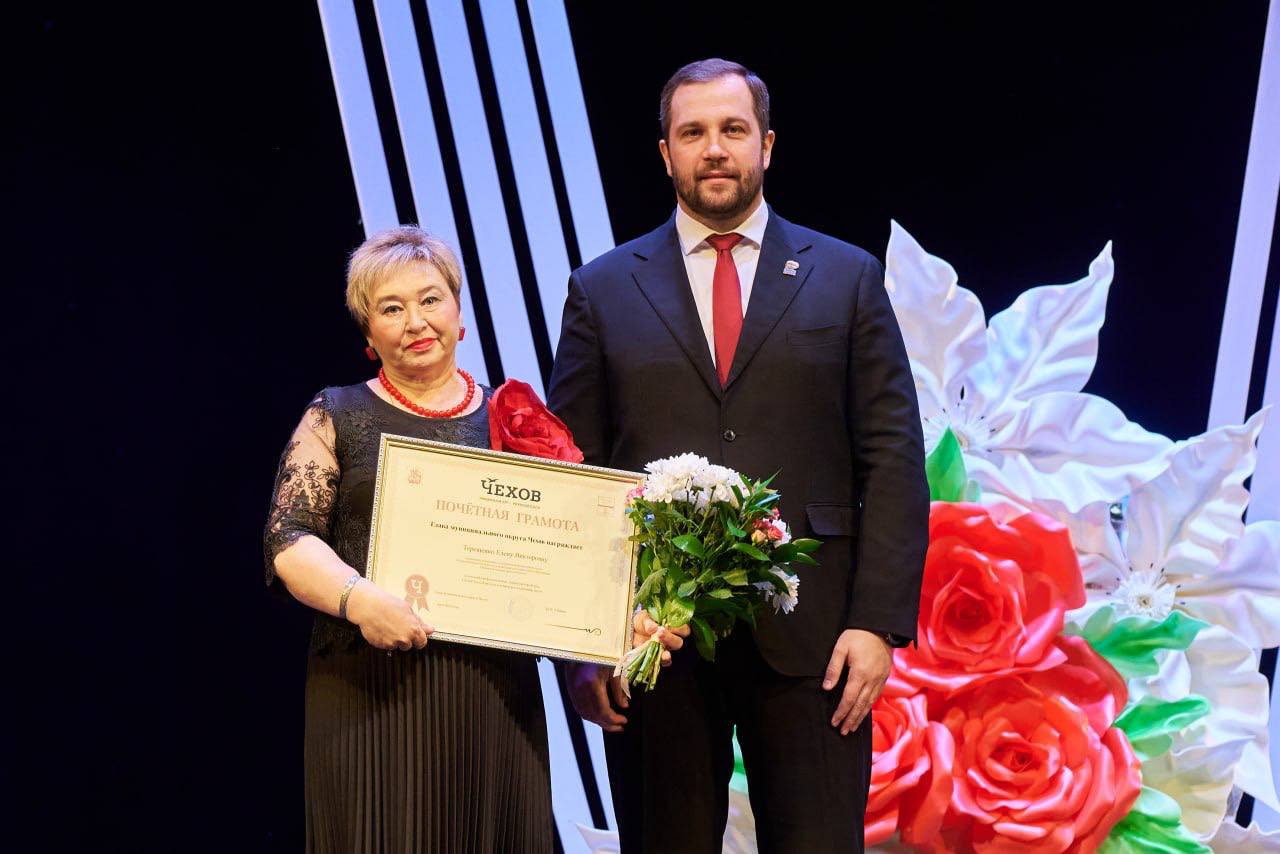 Михаил Собакин: Сегодня на большой сцене Дворца культуры «Дружба» мы вместе с благочинным Чеховского церковного округа и монастырей Подольской епархии, настоятелем монастыря Вознесенская Давидова пустынь игуменом Сергием... Михаил Собакин: Сегодня на большой сцене Дворца культуры «Дружба» мы вместе с благочинным Чеховского церковного округа и монастырей Подольской епархии, настоятелем монастыря Вознесенская Давидова пустынь игуменом Сергием...