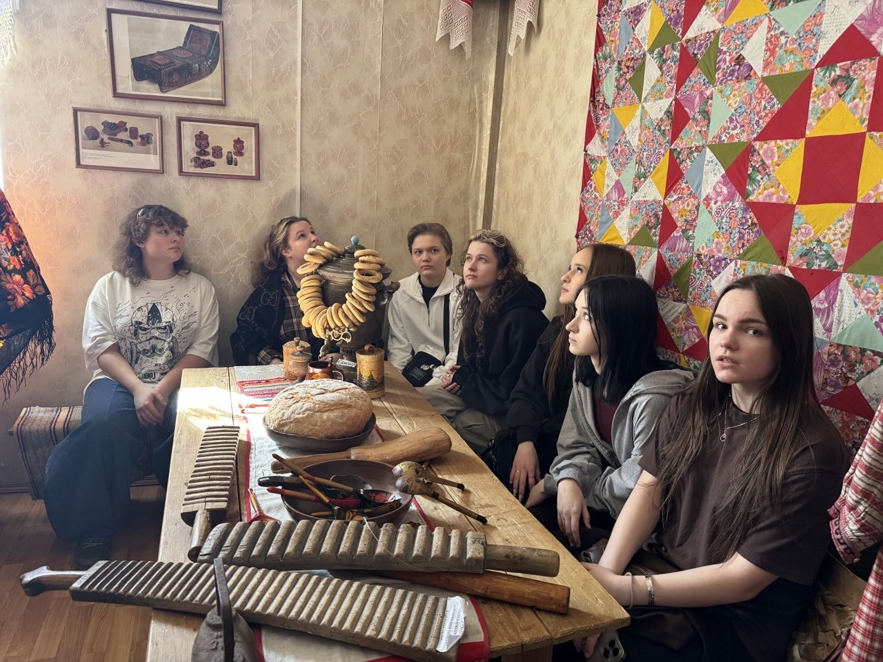 На днях интерактивную экскурсию и мастер-класс для студентов Государственного бюджетного профессионального образовательного учреждения города Москвы "Колледж декоративно-прикладного искусства имени Карла Фаберже» провёл... На днях интерактивную экскурсию и мастер-класс для студентов Государственного бюджетного профессионального образовательного учреждения города Москвы "Колледж декоративно-прикладного искусства имени Карла Фаберже» провёл...