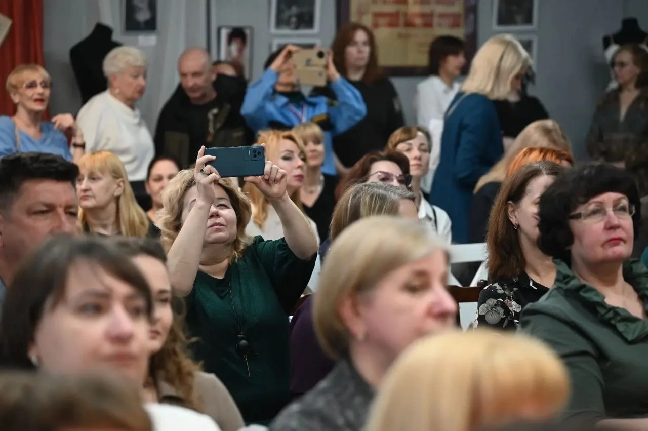 В городском округе Серпухов отметили труд тех, кто наполняет нашу жизнь творчеством В городском округе Серпухов отметили труд тех, кто наполняет нашу жизнь творчеством