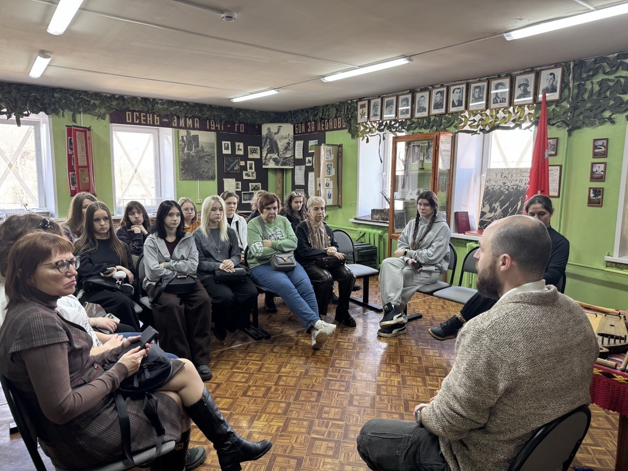 На днях интерактивную экскурсию и мастер-класс для студентов Государственного бюджетного профессионального образовательного учреждения города Москвы "Колледж декоративно-прикладного искусства имени Карла Фаберже» провёл... На днях интерактивную экскурсию и мастер-класс для студентов Государственного бюджетного профессионального образовательного учреждения города Москвы "Колледж декоративно-прикладного искусства имени Карла Фаберже» провёл...