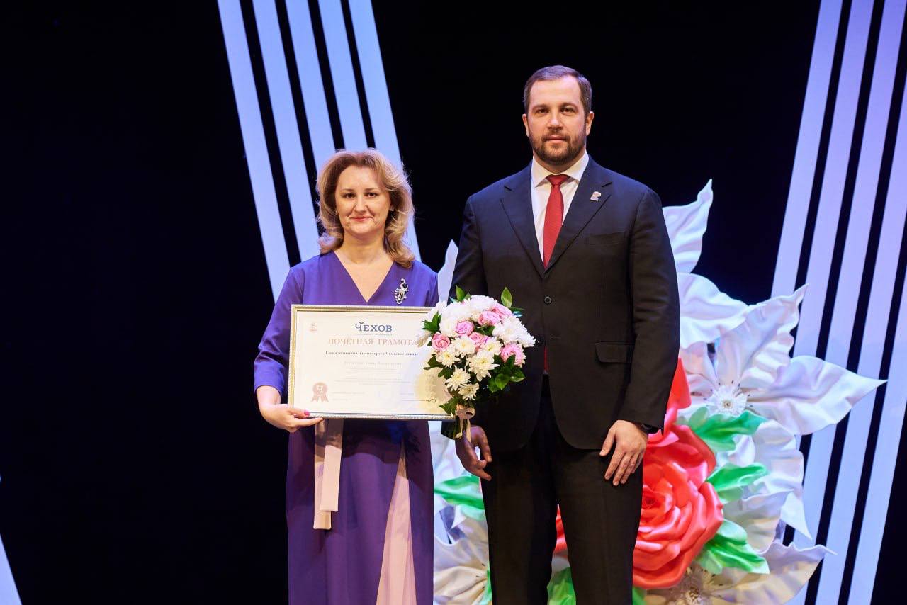 Михаил Собакин: Сегодня на большой сцене Дворца культуры «Дружба» мы вместе с благочинным Чеховского церковного округа и монастырей Подольской епархии, настоятелем монастыря Вознесенская Давидова пустынь игуменом Сергием... Михаил Собакин: Сегодня на большой сцене Дворца культуры «Дружба» мы вместе с благочинным Чеховского церковного округа и монастырей Подольской епархии, настоятелем монастыря Вознесенская Давидова пустынь игуменом Сергием...