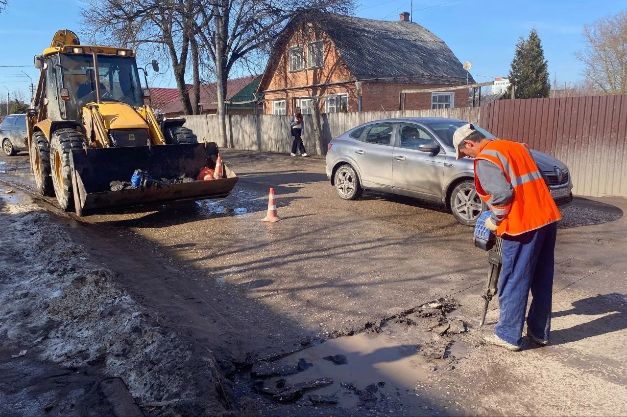 В рамках «Дорожного часа» глава Сергиево-Посадского округа Оксана Ероханова совместно с профильными заместителями и руководителями структурных подразделений разобрали ряд вопросов, касающихся ремонта дорожного полотна... В рамках «Дорожного часа» глава Сергиево-Посадского округа Оксана Ероханова совместно с профильными заместителями и руководителями структурных подразделений разобрали ряд вопросов, касающихся ремонта дорожного полотна...