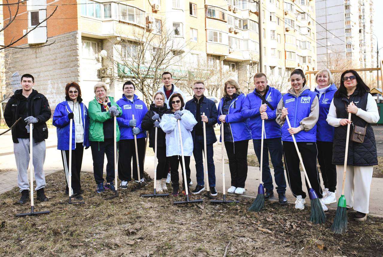 Первые субботники провели в Химках Первые субботники провели в Химках