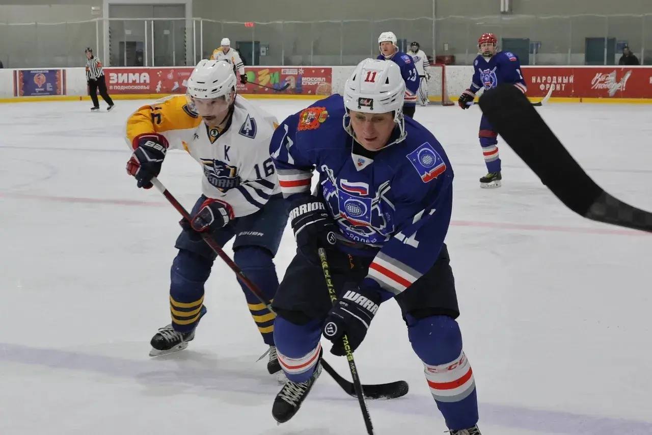 Только-только в Королеве закончился финальный матч Ночной хоккейной лиги среди любителей 50+ Только-только в Королеве закончился финальный матч Ночной хоккейной лиги среди любителей 50+