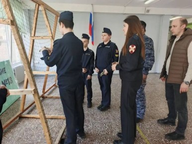 Подольские кадеты осваивают мастерство создания маскировочных сетей